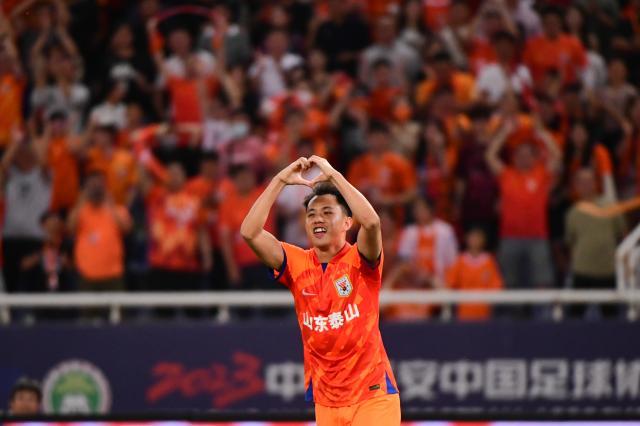 开云下载-【中超】黄政宇加盟首球 泰山2比0送大连人10轮不胜